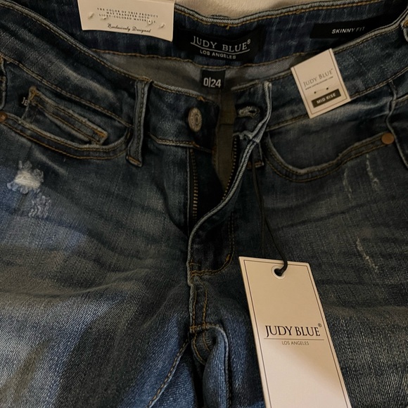 Judy blue distressed Buffalo plaid jeans. New with tags. Size 0/24(size4). - Picture 4 of 7